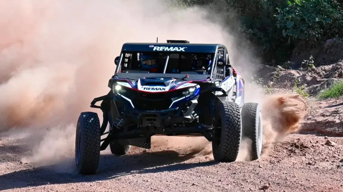 Kevin Benavides mostró su buen desempeño y se subió al tercer lugar de la Etapa 1 que se disputó en al ciudad de La Rioja | Foto: IG @lagartijas.photo.race