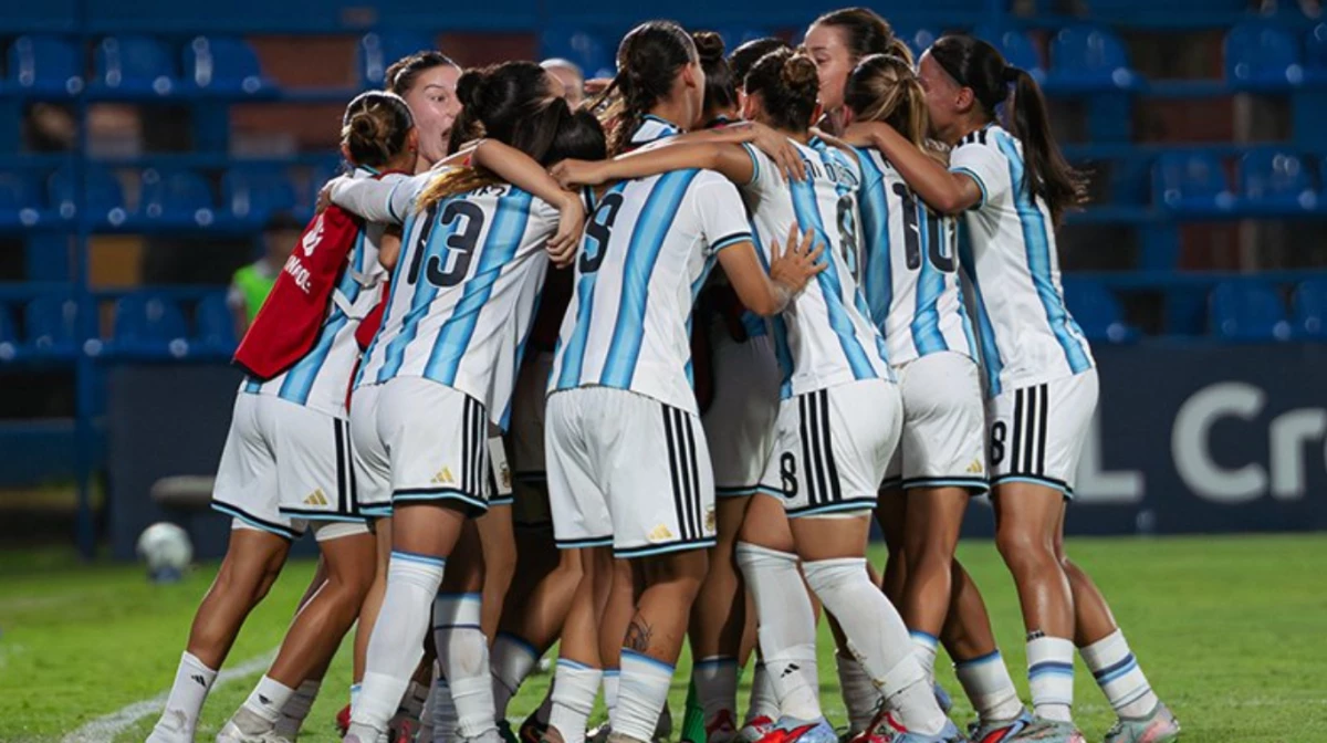 Las chicas argentinas celebran la clasificación (Foto: AFA).