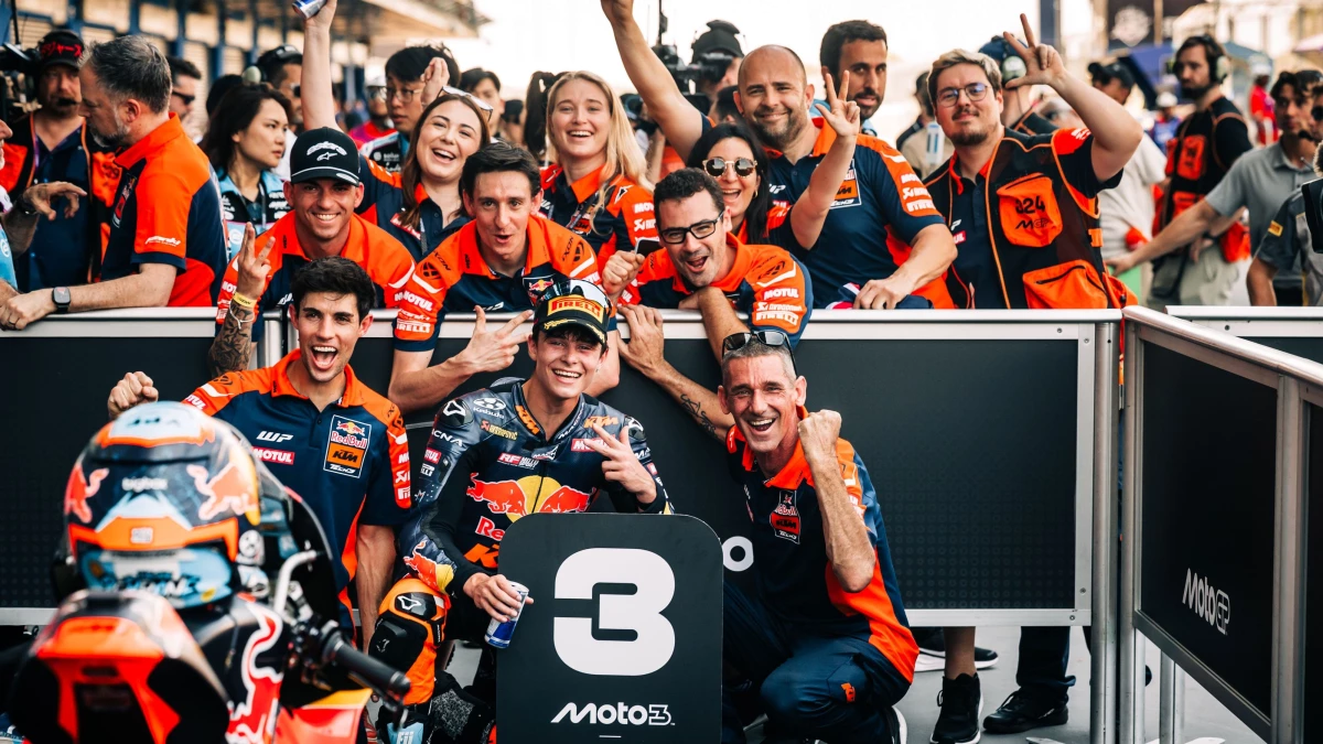 El festejo de Valentín Perrone con su equipo en Tailandia. Foto: Tech3.