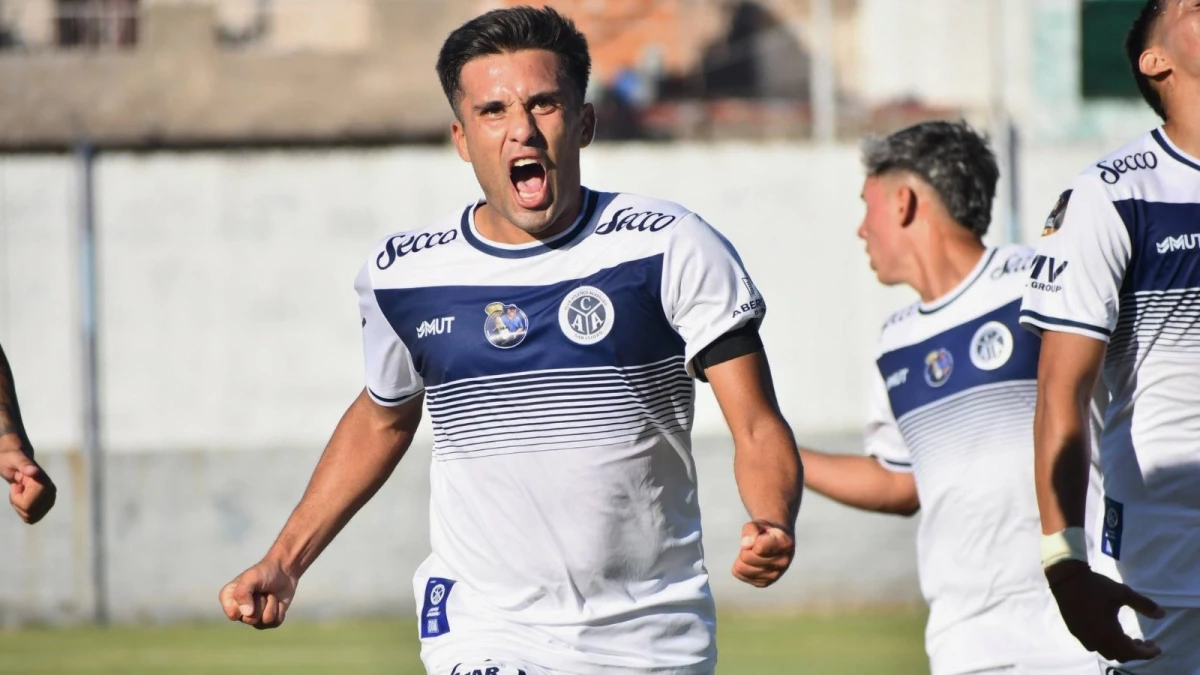 Foto:@AcassusoOficial. El atacante Reynoso festeja uno de sus dos goles. Acassuso venció en la Isla Maciel y es líder de la zona A