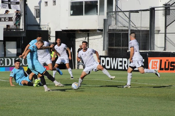 Foto:@ClubCdBolivarOf. Arnaldo Pitu González dispara a la valla defendida por Carrizo. Empate en Floresta