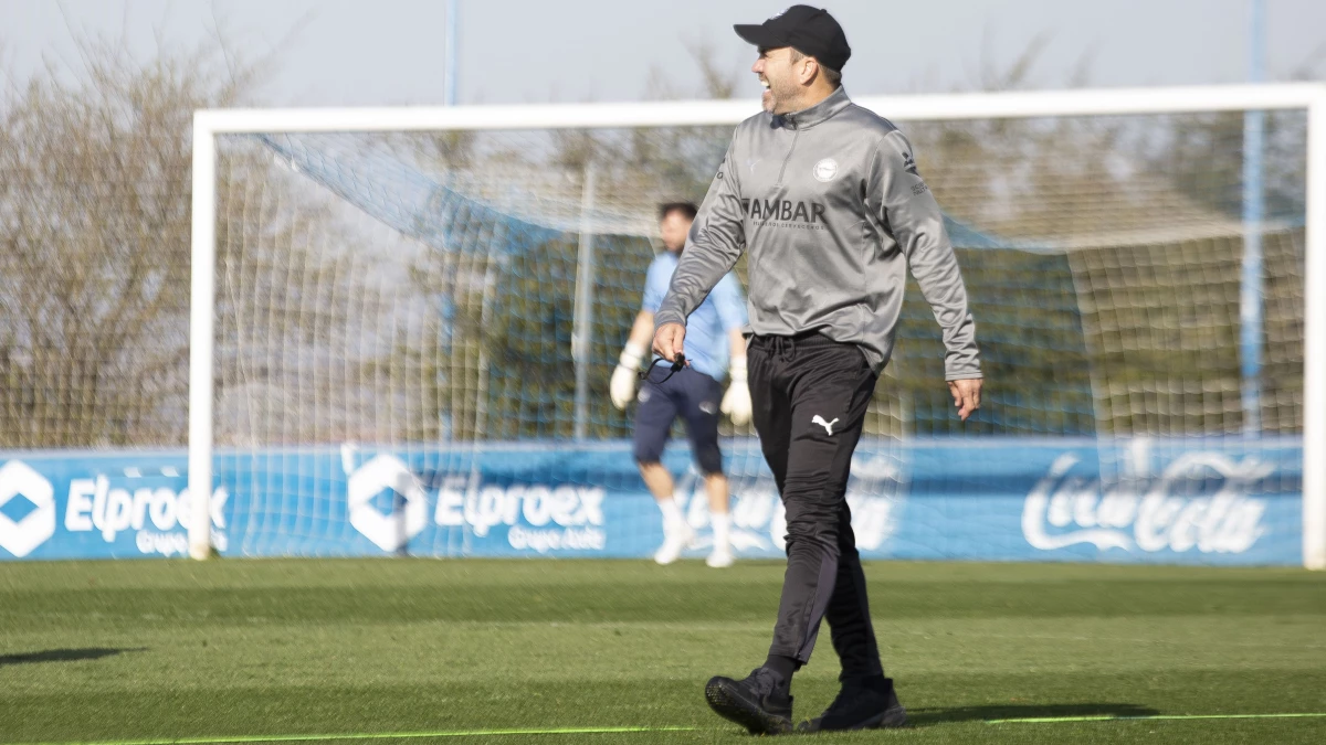 Foto: Alavés. Coudet ya no dirigirá al el domingo contra Valencia y solo resta su desvinculación. &nbsp;