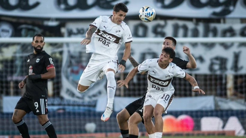 Foto: La pelota anduvo más por el aire que por el suelo en el Guillermo Laza.