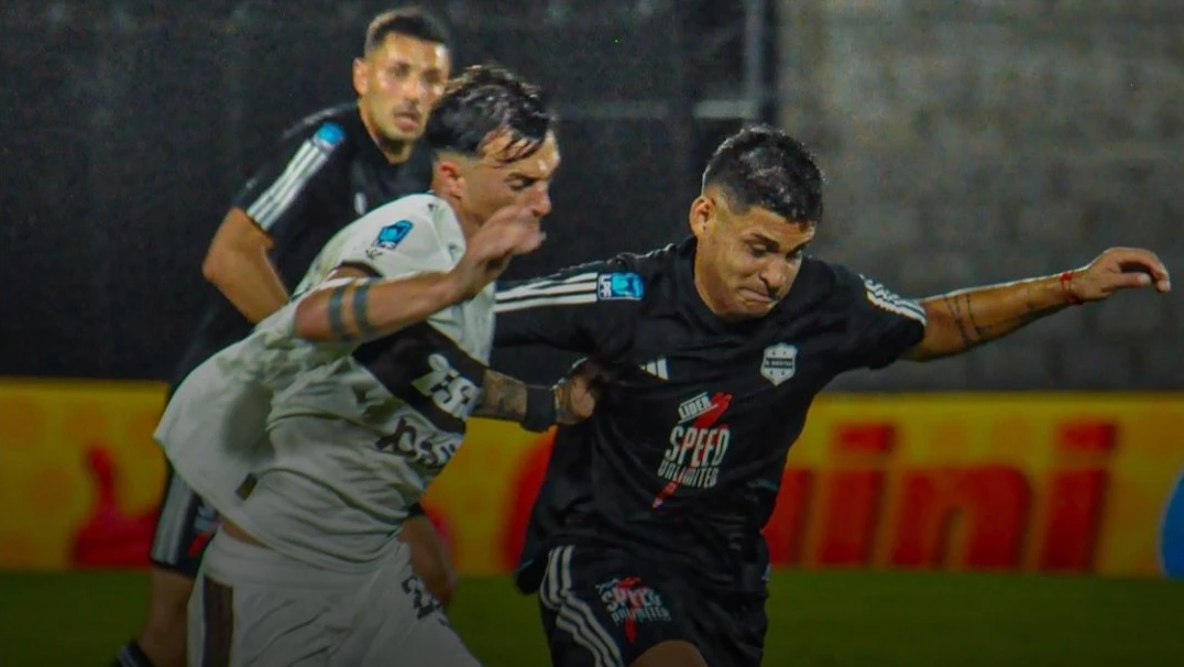 Foto: Mucho forcejeo y nada de fútbol en el Bajo Flores.