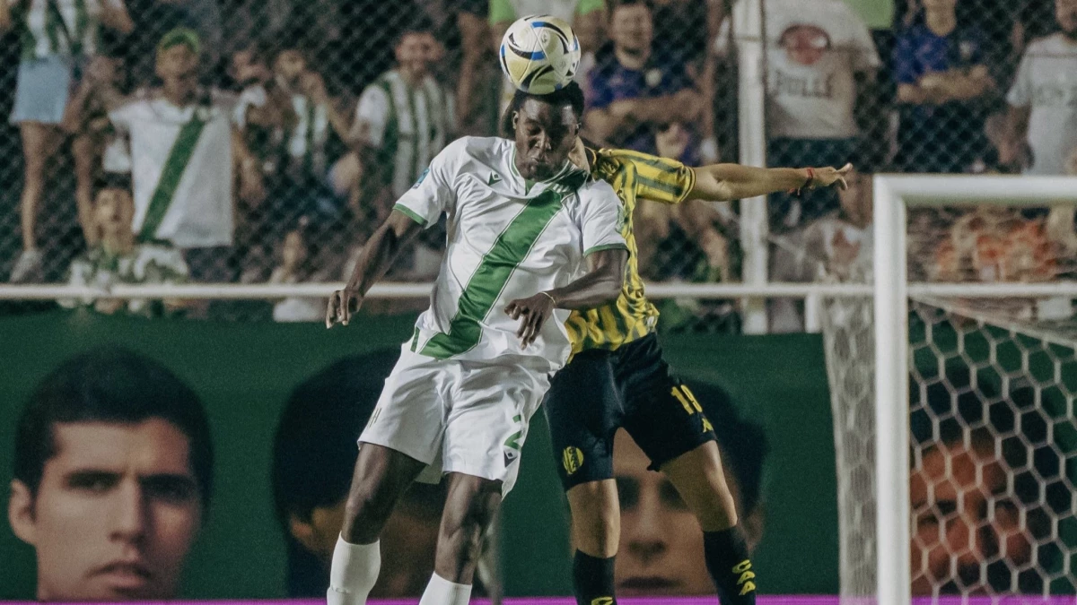 Foto: Danilo Arboleda mostró una vez más su solidez cada vez que Aldosivi exigió a la defensa de Banfield.
