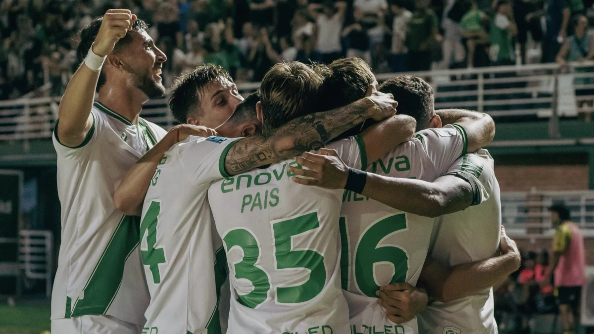 Foto: Todos abrazan al “invisible” Lautaro Gómez, autor de un doblete para la victoria banfileña sobre Aldosivi.