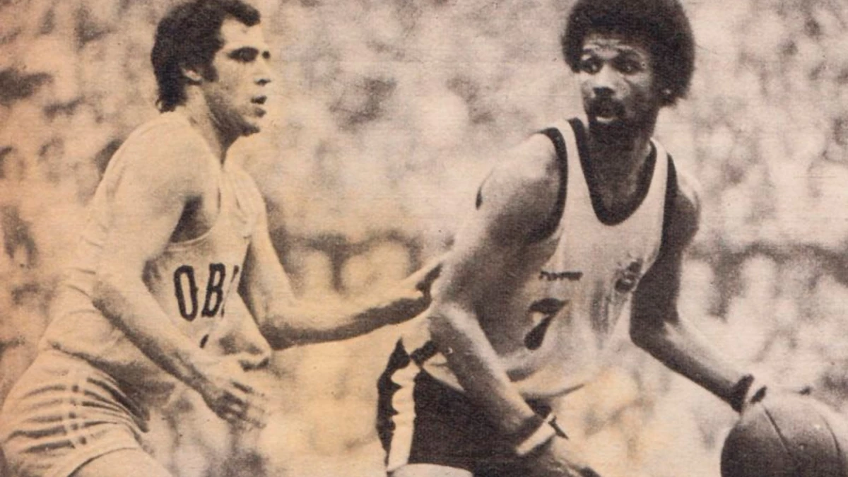 Foto: El Día de LaPlata. Clarence Metcalfe, quien falleció este martes a los 74 años, supo destacarse en el Lobo campeón. Lo marca Eduardo Tola Cadillac, emblema de Obras Sanitarias, de los ‘70 y ’80