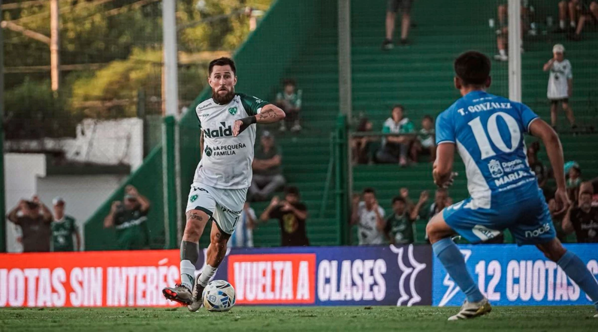 Foto:@CASarmientoOf. Jonathan Gómez lleva la balón ante la marca de Tomás González. Ajustada victoria del Verde en Junín