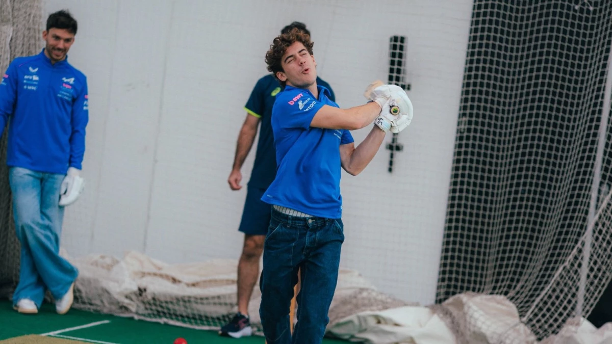 Franco probó el bate de cricket. Foto: Alpine.