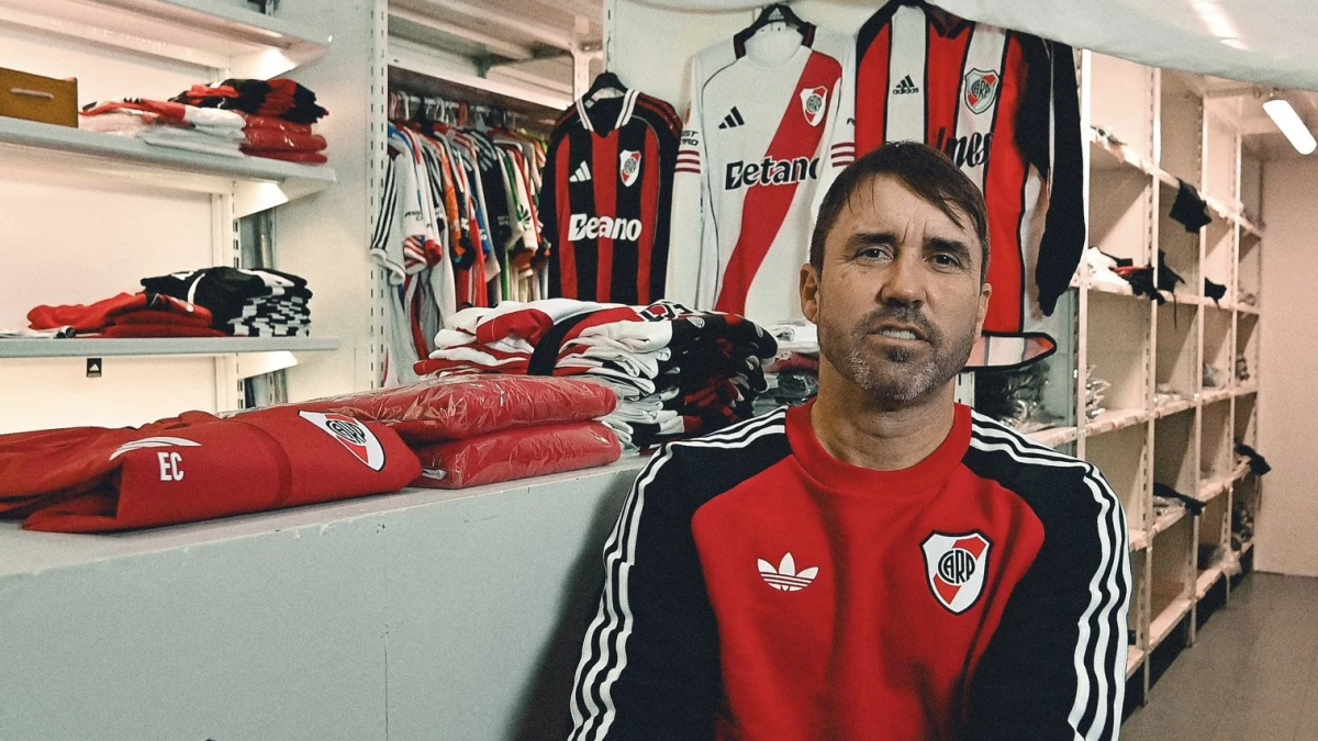 Foto: Coudet preparándose para su primera práctica como técnico riverplatense.