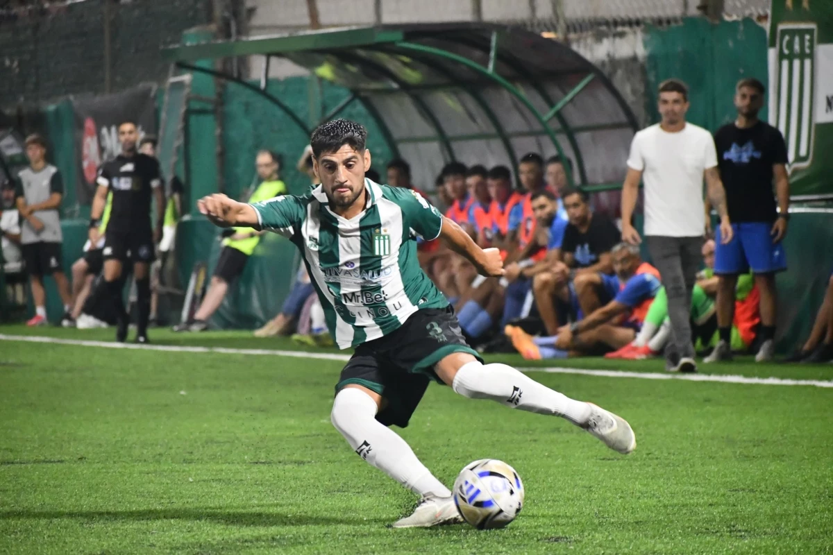 Foto:@ExcursioOficial. El lateral Arango engancha con el balón. Ganó Excursionistas por 1-0