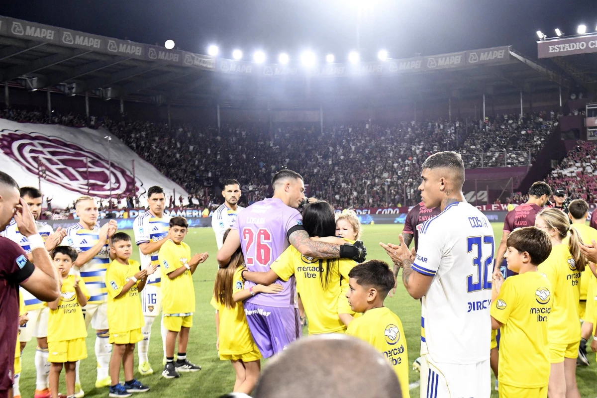 Foto: Los jugadores de Boca le hicieron el pasillo del campeón a los de Lanús por la obtención de la Recopa Sudamericana.