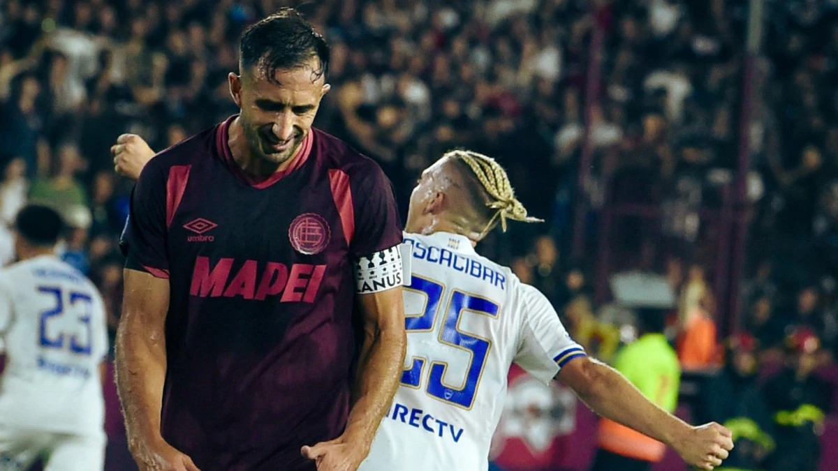 Foto: Santiago Ascacibar celebra su primer gol con la camiseta de Boca y Carlos Izquierdoz lo lamenta.