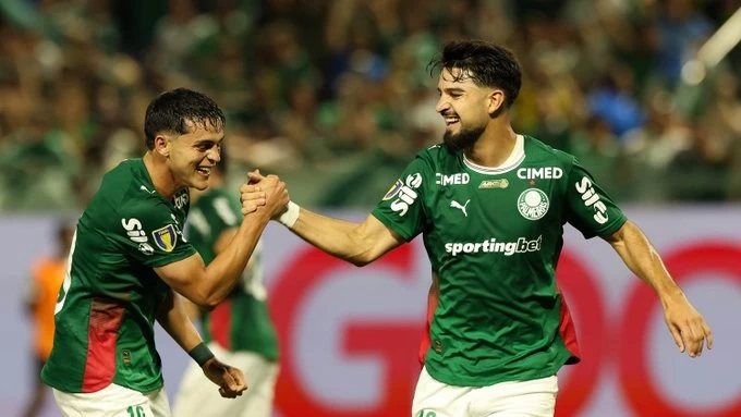 Foto:@Palmeiras. El Flaco José López festeja el tanto convertido, junto a Ramón Sosa. Ganó Palmeiras la primera final del Paulista