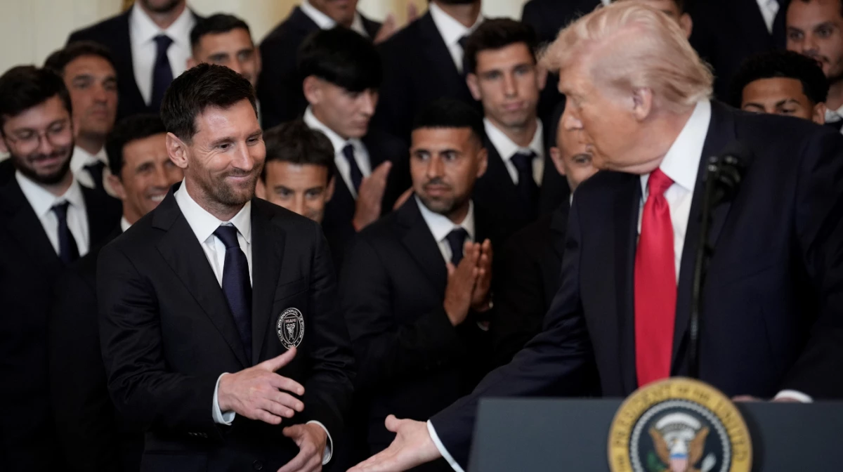 Foto: Messi estrecha la mano de Donald Trump.