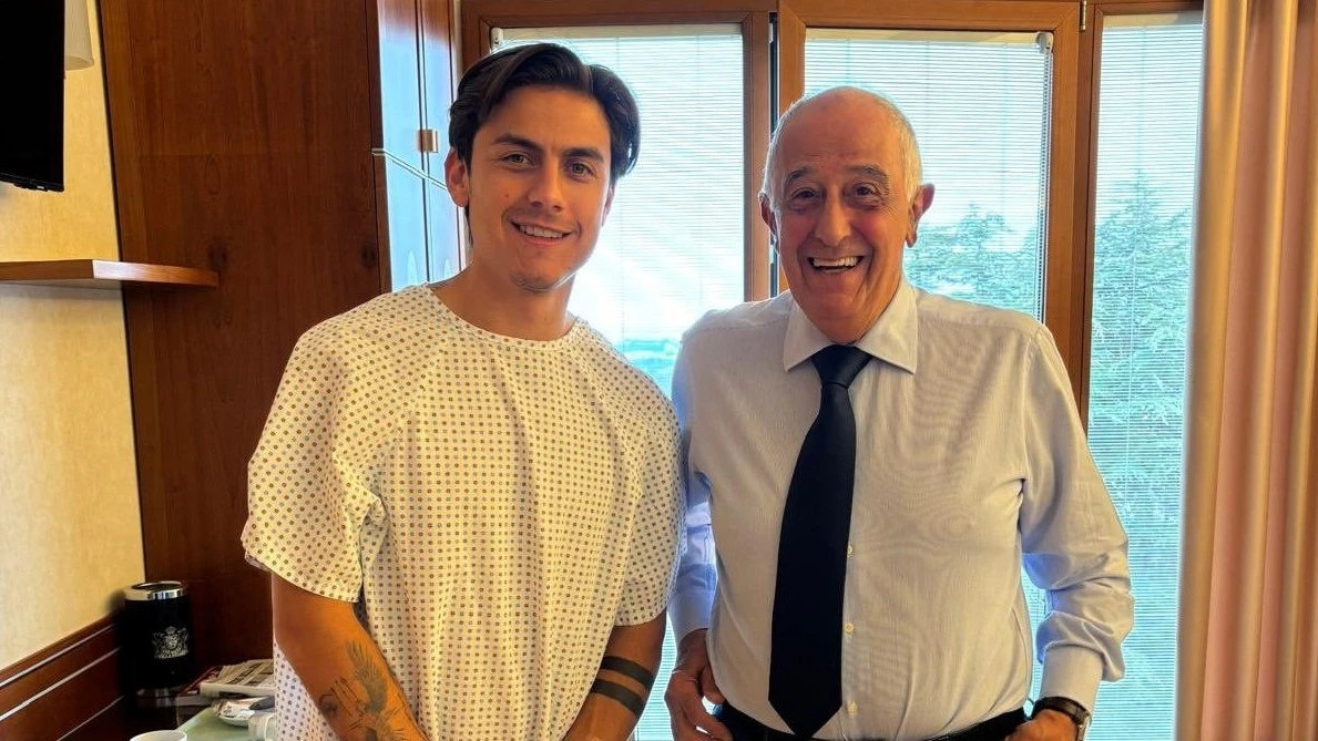 Paulo Dybala, tras la intervención quirúrgica en su rodilla izquierda a la que se sometió en Roma. (Foto: @g_iallorossi)