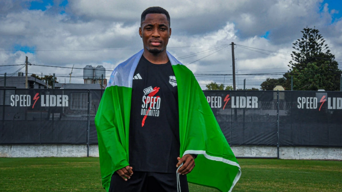 Johnson Nsumoh se sumó a Riestra. Foto: @prensariestra