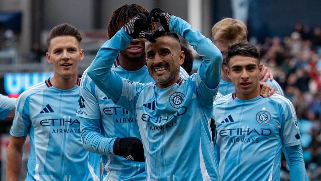 “Frasquito” Moralez festeja su gol de penal. A su izquierda, “Trapito” Ojeda, ex Racing | FotoX@newyorkcityfc
