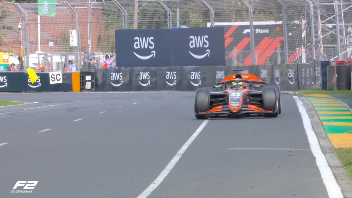 Foto:@Formula2. El argentino Varrone lideró durante 12 vueltas pero fue penalizado y terminó en la colocación 17 en el Gran Premio de Australia