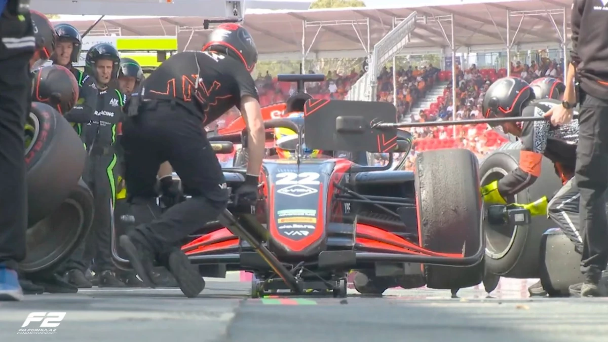 Foto:@Formula2. El argentino Varrone tuvo problemas en una parada en boxes con el recambio de su neumático delantero izquierdo.&nbsp;