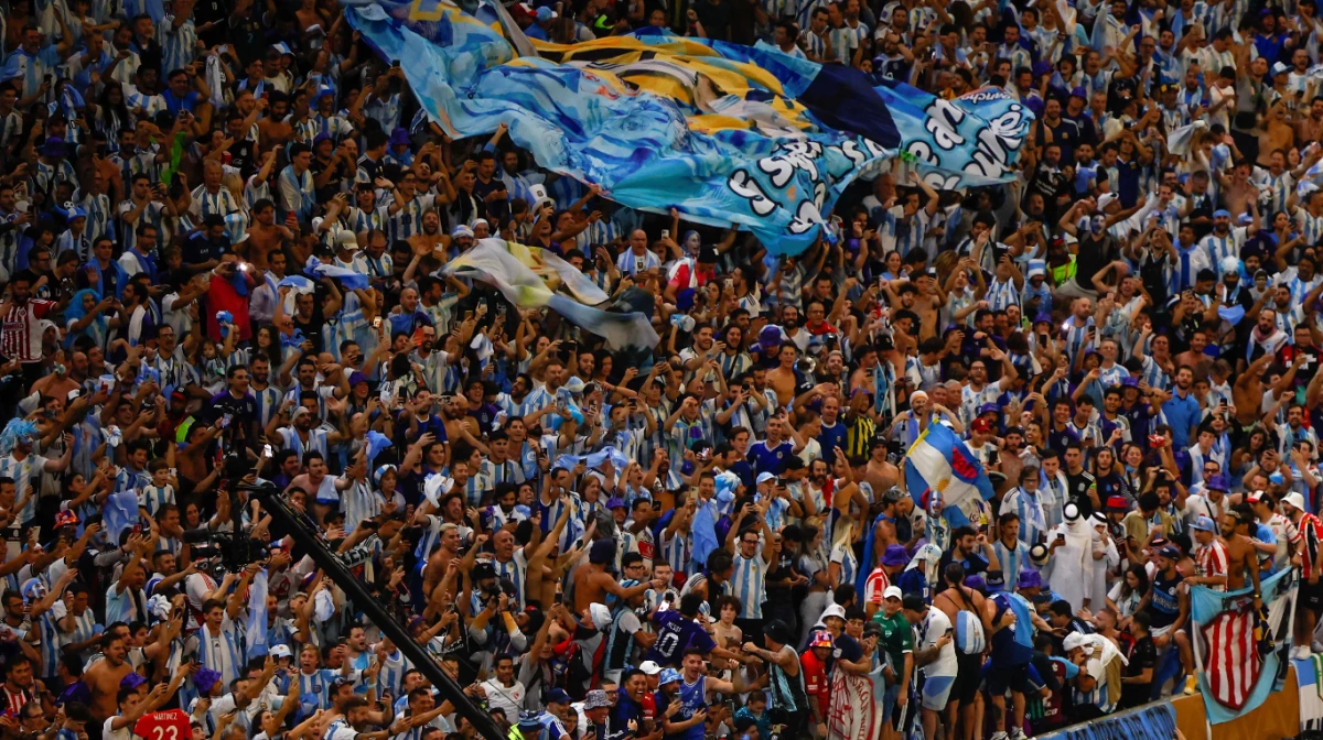 Hinchas argentinos en el estadio de Lusail durante el Mundial 2022 (Foto: archivo).