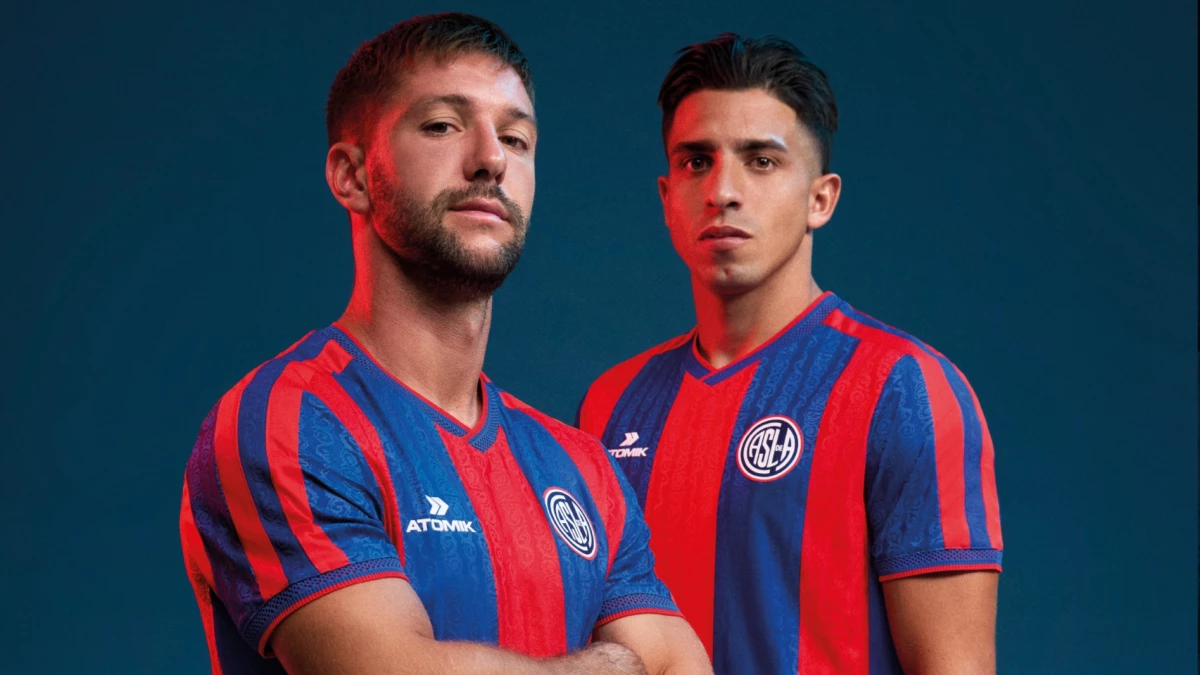 Foto: “X” de San Lorenzo (@SanLorenzo). Vietto y Cuello exhiben el nuevo modelo de camisetas de San Lorenzo.
