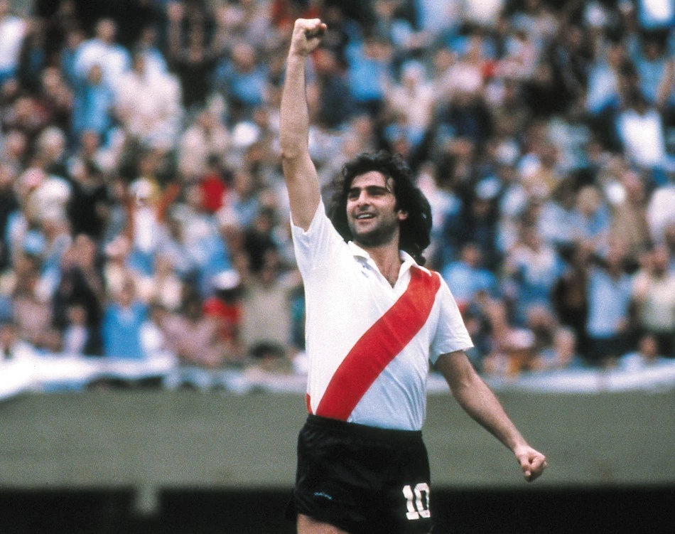 Foto: Archivo. Con 26 años, la llegada de Kempes a River en 1981 generó una auténtica revolución futbolística