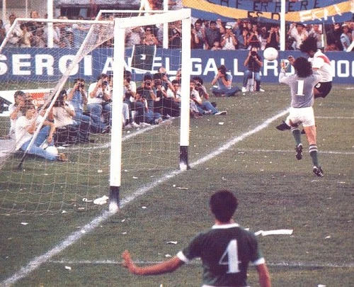 Foto:Archivo. El gol de Kempes en la final del Nacional 81 sobre Ferro, por 1-0.&nbsp;