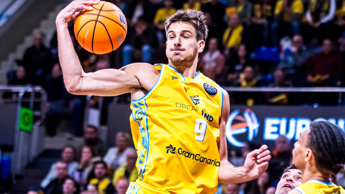Foto:@GranCanariaCB. El santafesino Brussino colaboró con 13 puntos y 10 rebotes, pero su equipo, Gran Canaria, perdió el clásico en Tenerife