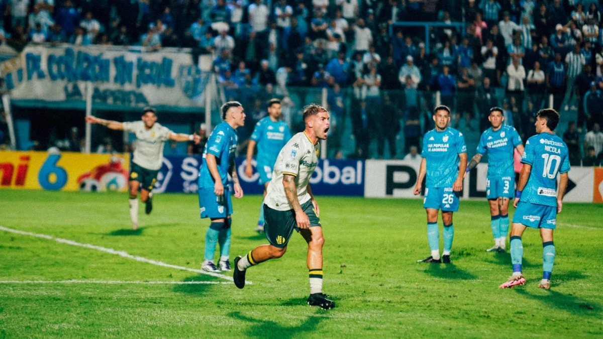 Foto:@clubaldosivi. El uruguayo Gino festeja la apertura de la pizarra para el Tiburón