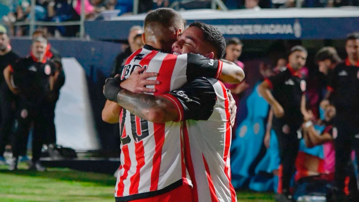 Foto: Jhonatan Candia, autor del segundo gol de Barracas, y quien lo asistió, Tomás Porra, se funden en un abrazo.