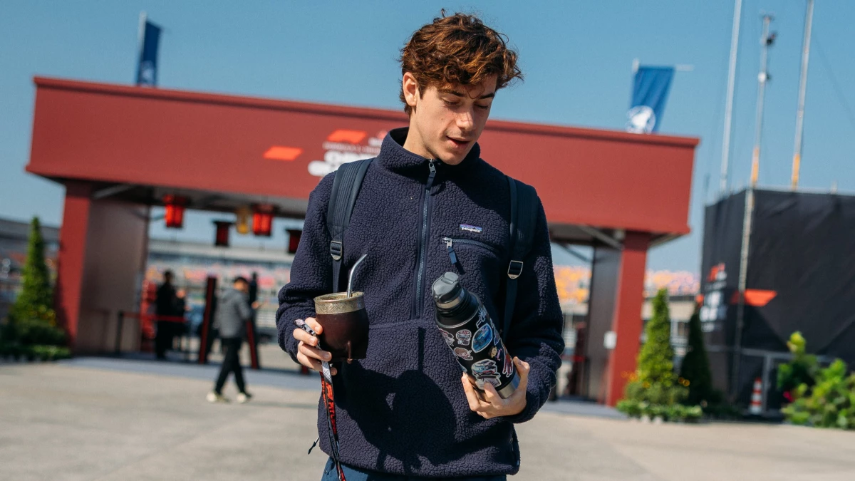 Franco Colapinto llegó este jueves con su mate al circuito de Shanghai, donde se correrá la segunda fecha del calendario. (Foto: @AlpineF1Team)