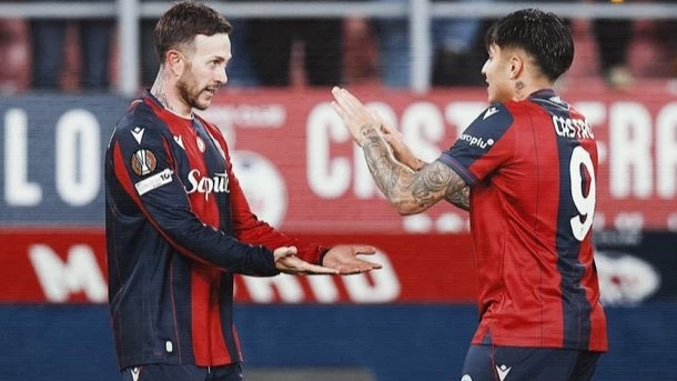 Santi Castro festeja el gol con Bernardeschi. foto: @uefa.