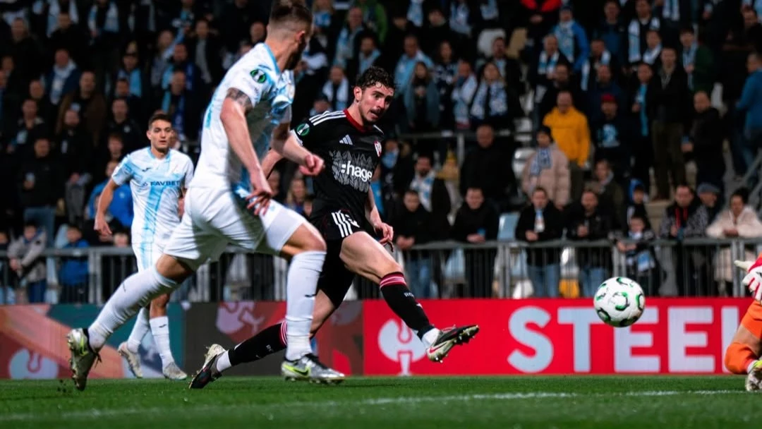 Panichelli define ante la salida del arquero croata para marcaro su 18o. gol foto: @uefa.