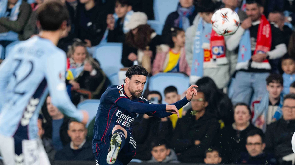El seleccionado Nico Tagliafico despacha un centro ante Celta. foto: @uefa.