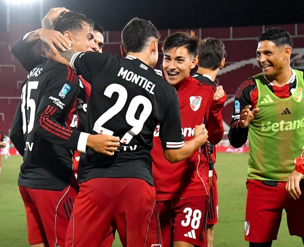 Foto: Montiel es agasajado por sus compañeros tras señalar de penal el gol de la victoria de River sobre Huracán.