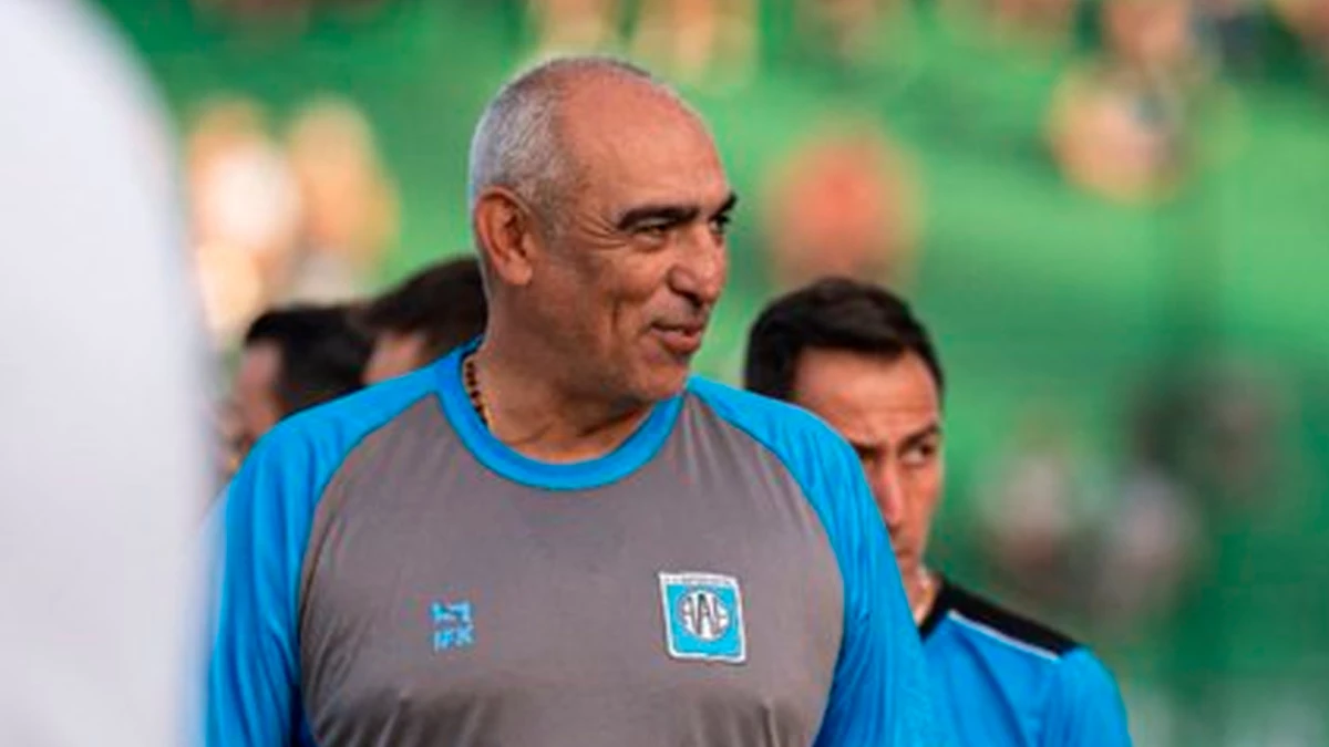 Iván Delfino, el técnico que queda en la historia del club por el ascenso a Primera División dejó su cargo | Foto: X @EstudiantesRio4