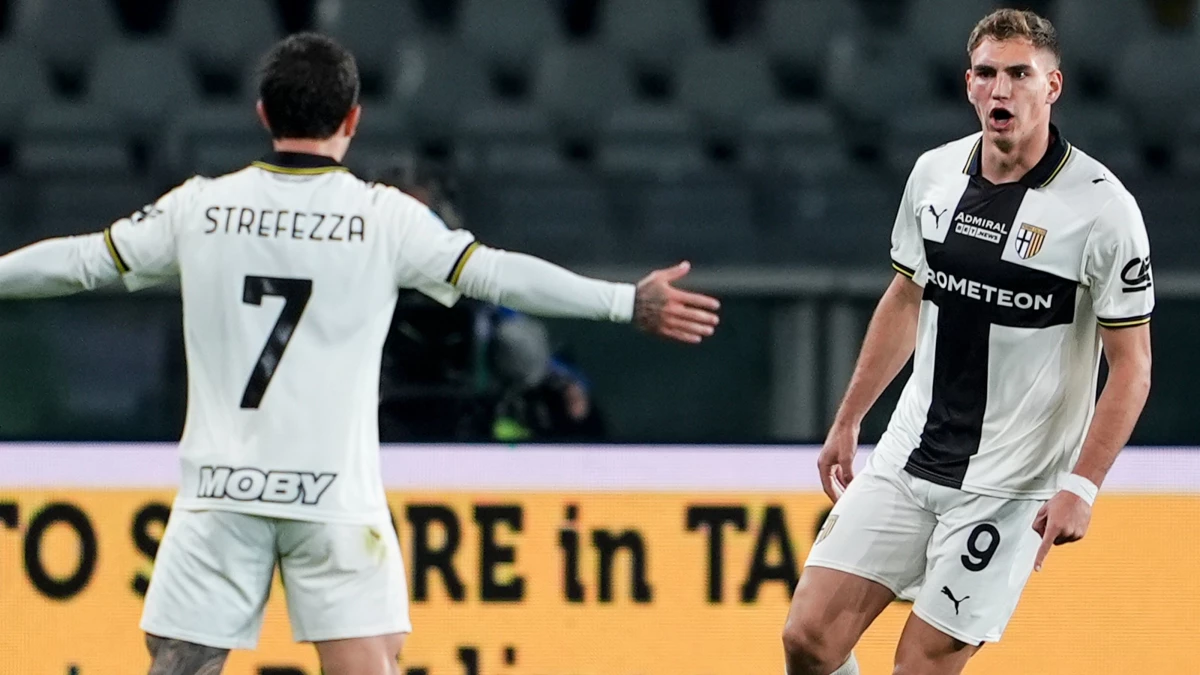 El argentino Pellegrino festeja su gol con un compoañero. foto: @seriea.