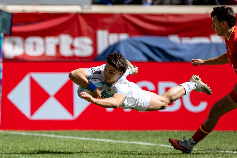 Sebastián Dubuc vuela para superar la línea del in goal y sellar la victoria de Argentina ante España en Nueva York (Foto:Prensa UAR).