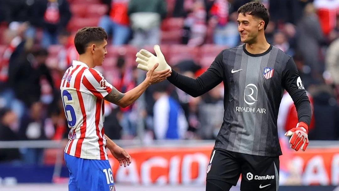 Molina y su compatriota Juan Musso se saludan al finalizar el partido. foto: @laliga.
