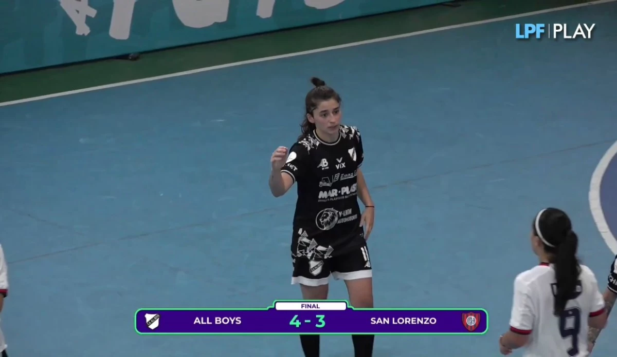 Foto:Prensa LPF Play. Agustina González, jugadora de All Boys, saluda a una rival tras la semi. El equipo de Floresta disputará el tìtulo de la Supercopa ante Ferro