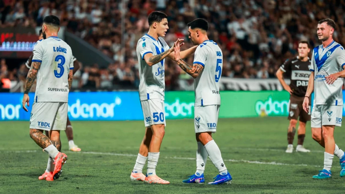 Foto: Cris Sille. Tras la victoria del Fortín se produce el festejo de Baeza con Andrada. El equipo de Liniers sigue arriba &nbsp;e invicto