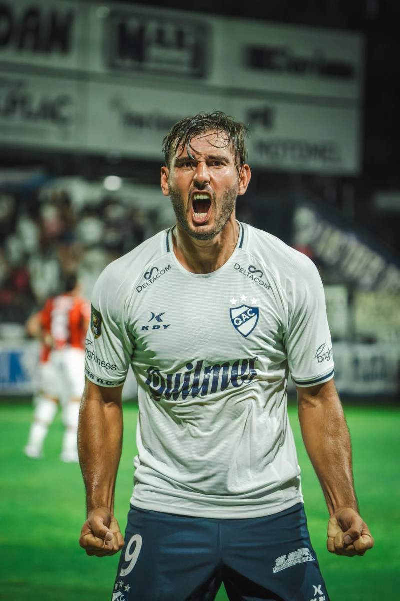 Foto:@qacoficial. El goleador Alexis Domínguez anotó en la victoria del Cervecero