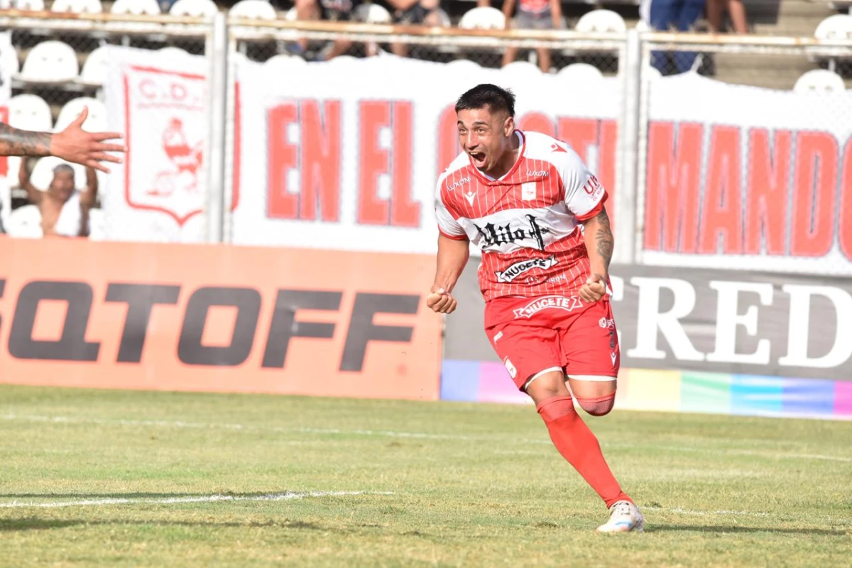 Foto:@depmoronoficial. El lateral Joaquín Livera festeja su gol en el Gallo