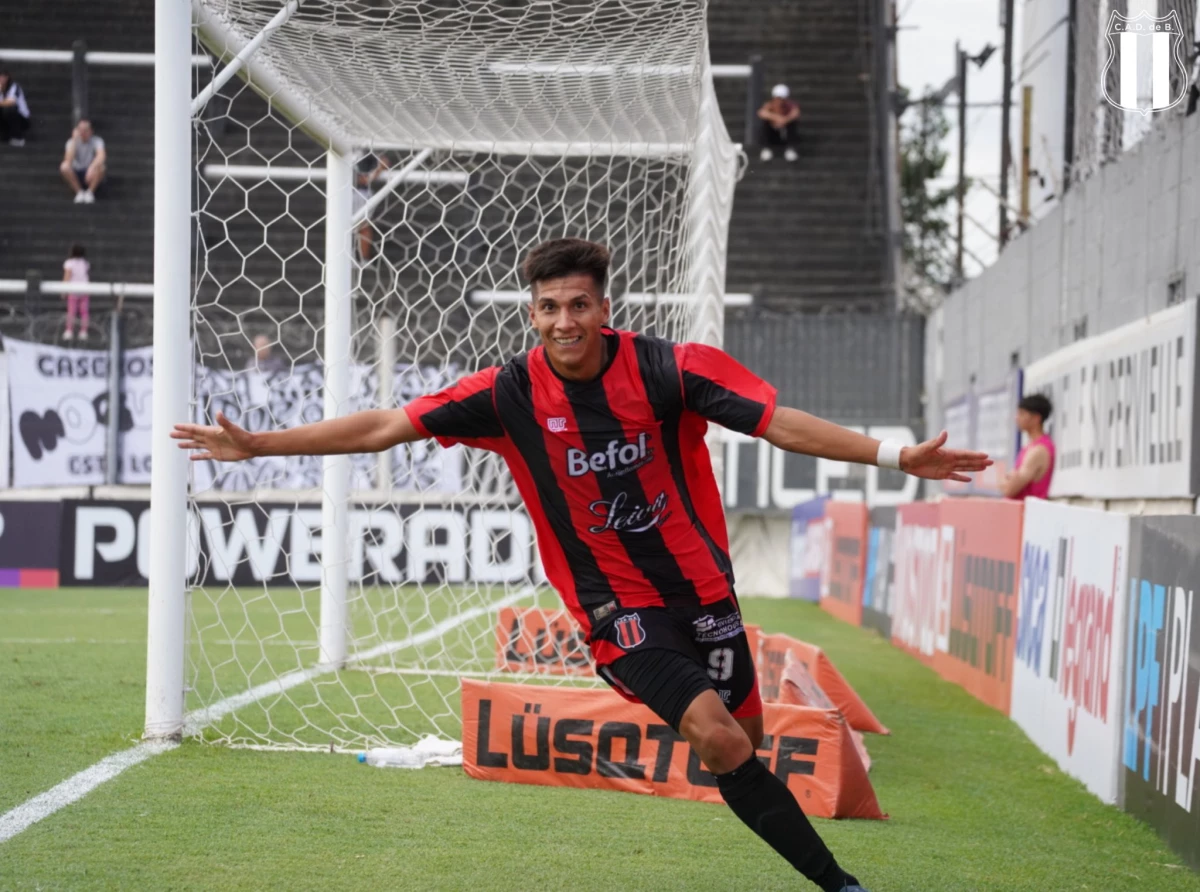 Foto:@defeweb. El delantero Enzo González marcó doblete en la victoria de Defensores