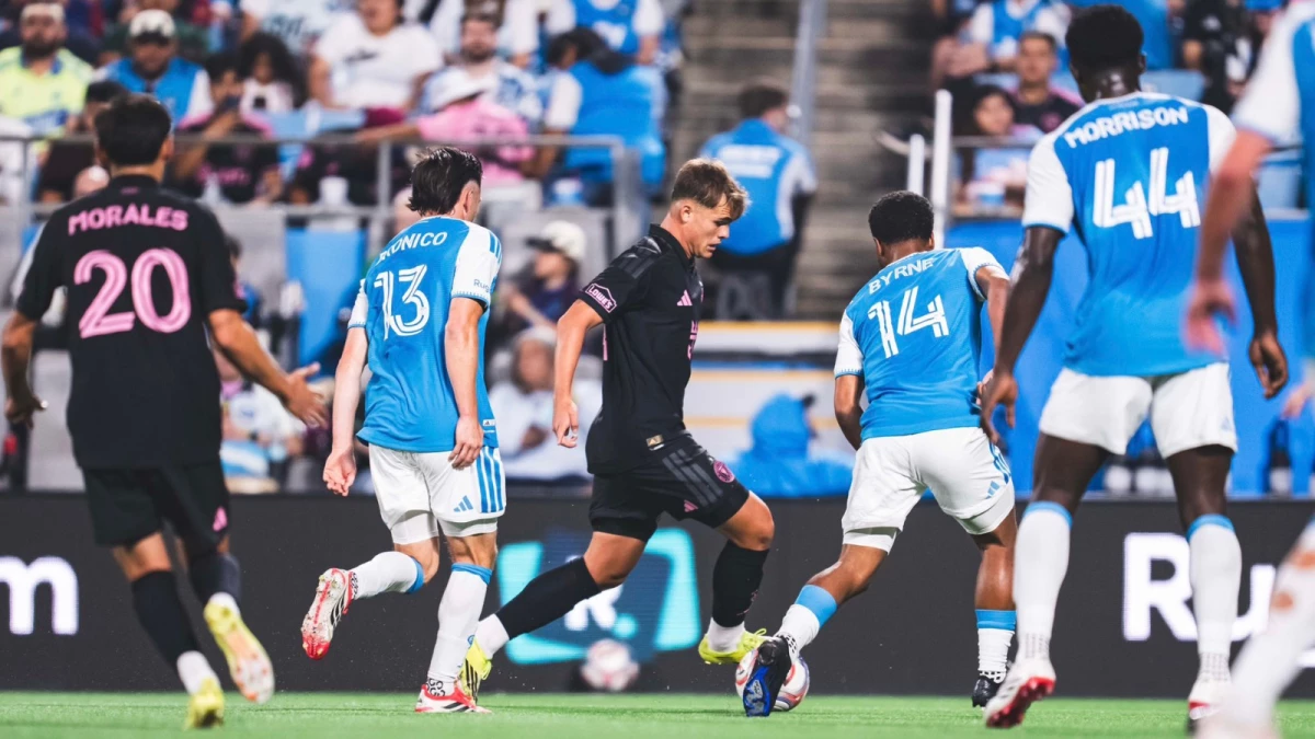 Foto:@InterMiamiCF. El argentino Silvetti lleva la pelota rodeado de adversarios. Hubo empate entre Charlotte e Inter Miami, sin Lionel Messi en cancha