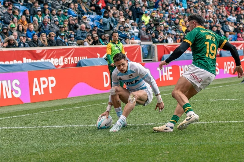 Foto: Prensa UAR. Marcos Moneta apoya el balón y marca el único try de Los Pumas 7 ante Sudáfrica
