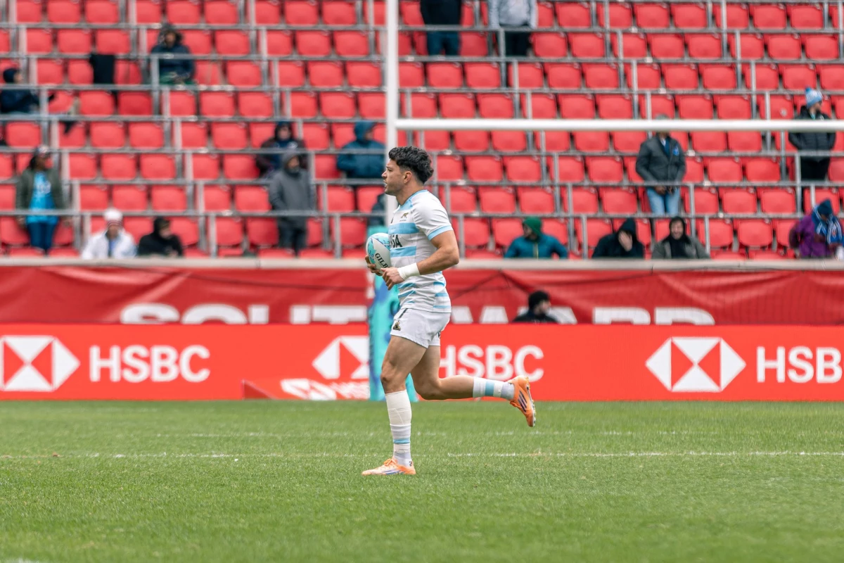 Foto:Prensa UAR. Lautaro Bazán Vélez lleva la pelota. Los Pumas 7 se quedaron con el tercer lugar en el torneo de Nueva York