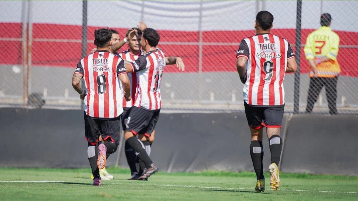 Los jugadores de Barracas Central festejan el primer gol de la victoria ante Atlético Tucumán por 2 a 1. Foto: @barracascentral.&nbsp;
