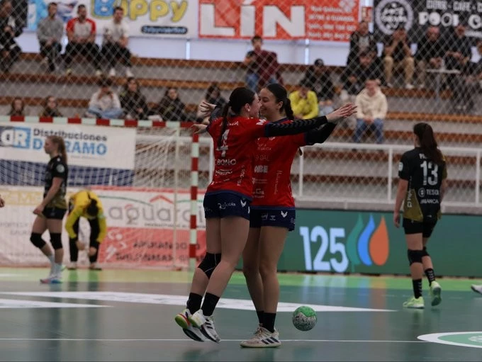 Foto:@BMPorrino. La argentina Bono (número 4 en la camiseta) marcó 8 goles para Orbe Zendal Porriño, que ganó el clásico gallego del Handball femenino de España
